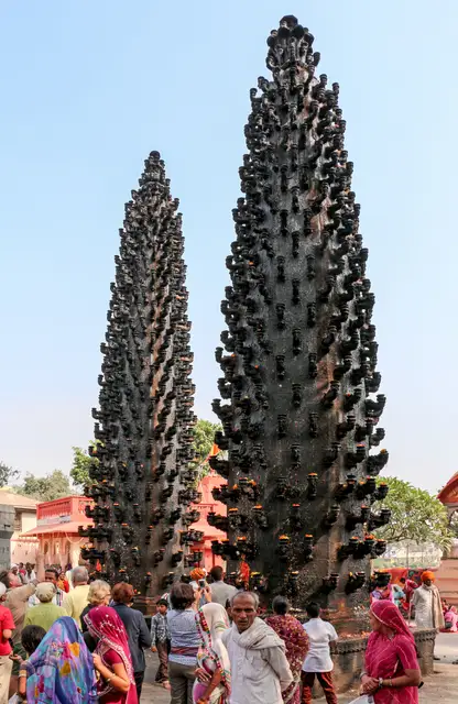 मंदिर प्रांगण में खड़े दोनों दीप स्तंभ