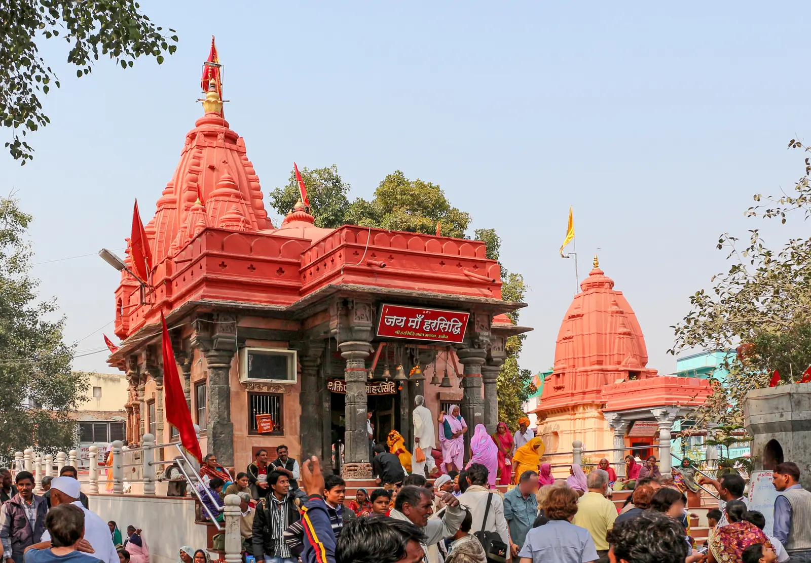 मंदिर के प्रवेश द्वार पर एकत्र श्रद्धालु