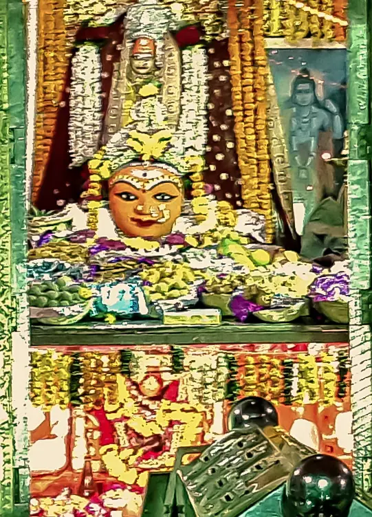 गर्भगृह में विराजमान माँ हरसिद्धि, छप्पन भोग के शृंगार में (बड़े चित्र से लिया गया अंश)